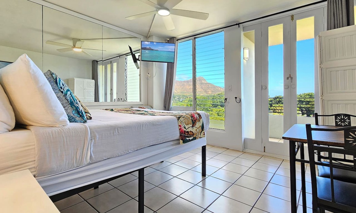 Waikiki Apartment | ωαιкιкι 6ᵗʰ Floor Studio w/Balcony — WAIKIKI GRAND HOTEL® 615