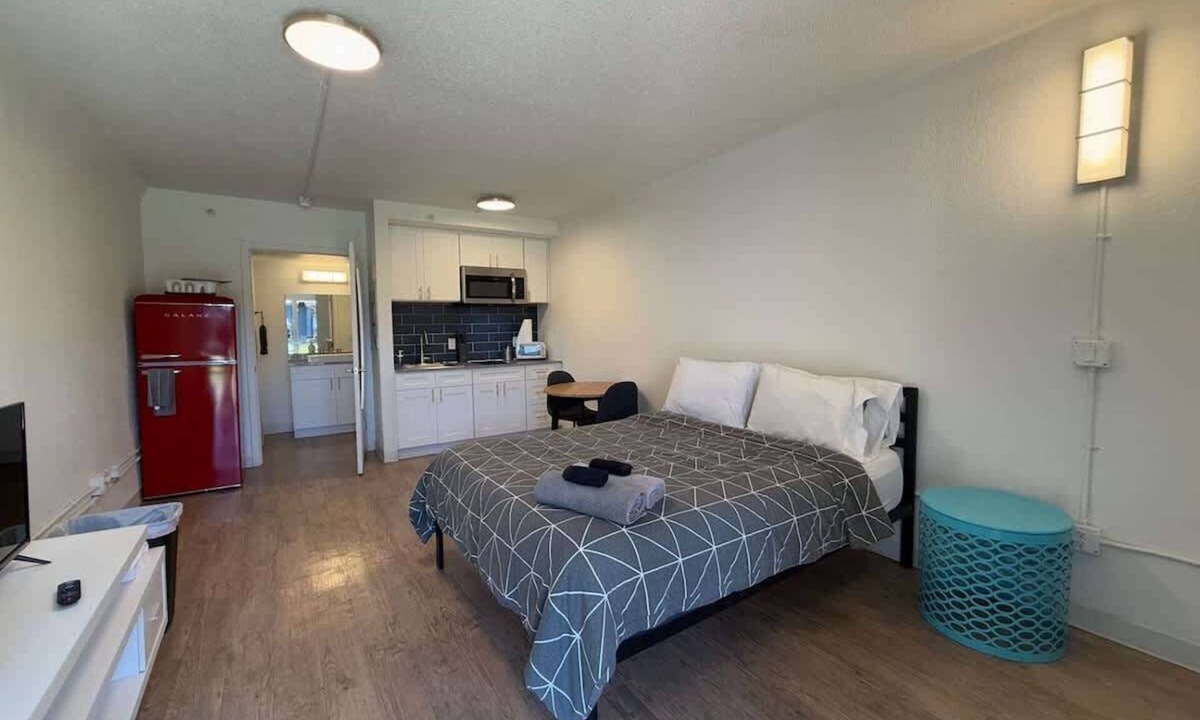 St. Johns Apartment | [07] ATX Studio: 1 Queen, Access to Gym & Laundry