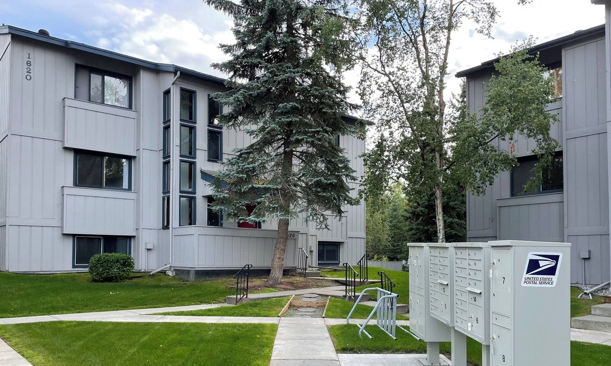 Airport Heights Community Council Condo | 1 br 1 bath condo w/ office & covered parking near downtown and U-Med districts