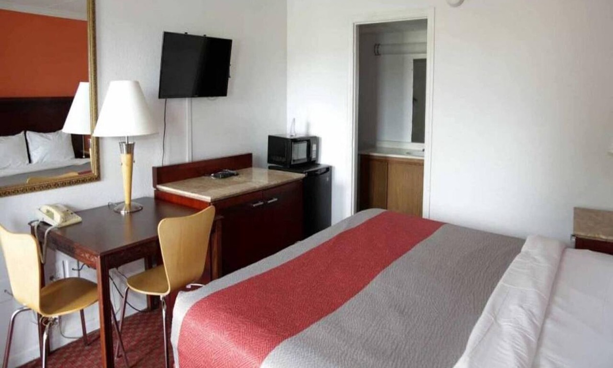 Dayton Apartment | 1 King Bed | Non-Smoking