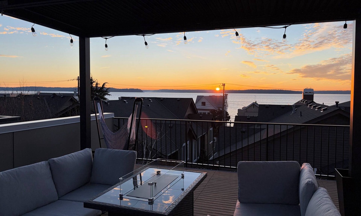 Alki House | 10 Star, Lux Townhome, Rooftop, Fire pit, Puget Sound Views, Alki Beach, EV