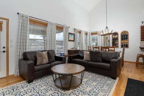 Silvercreek Villa | 100 Fairway Lane