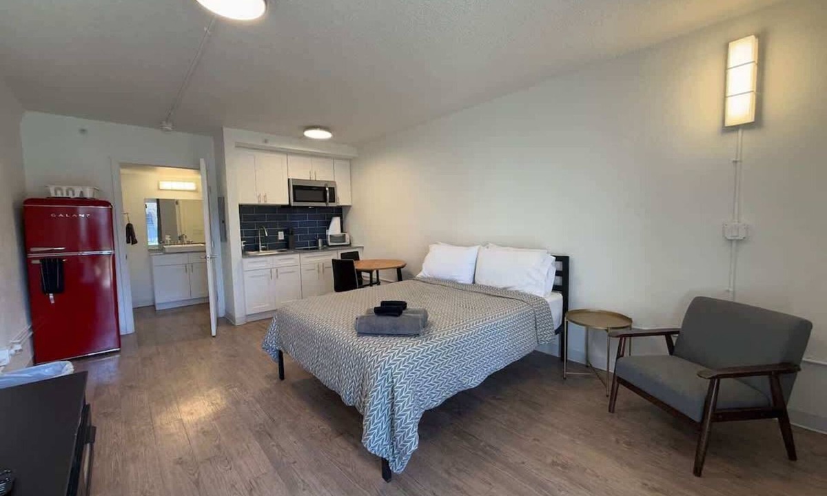 St. Johns Apartment | [11] ATX Studio: 1 Queen, Access to Gym & Laundry