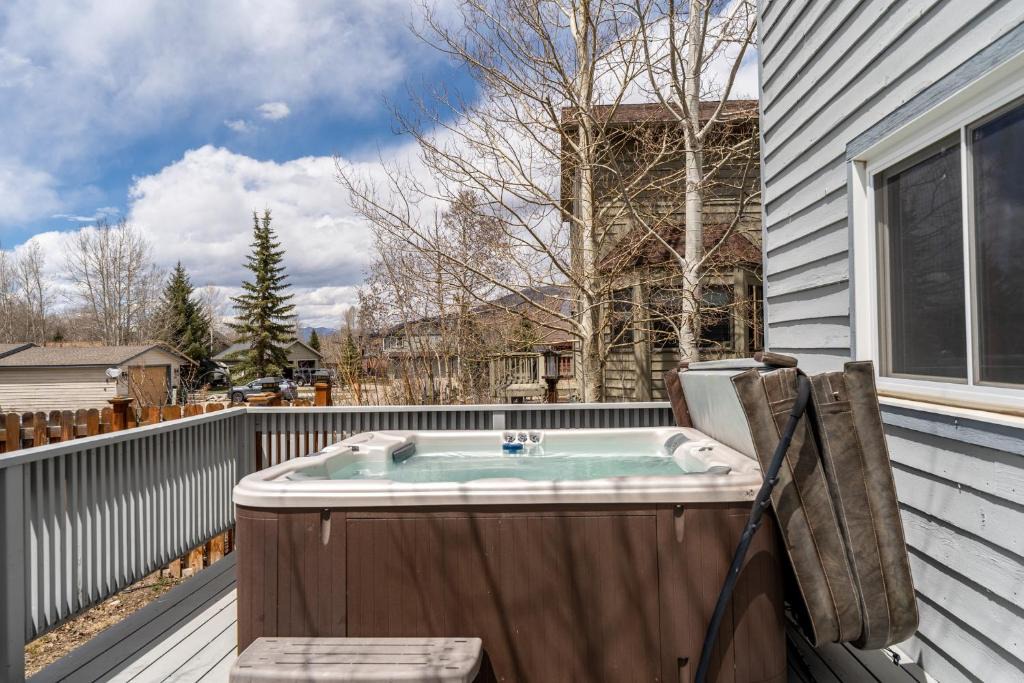 Willow Grove House | 1101 Mesa Drive: 2