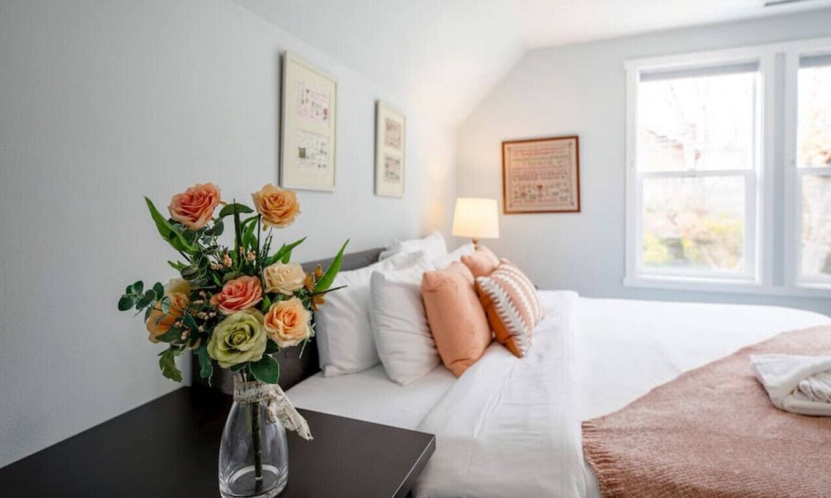 Minor House | 1116 Upper · 4b3b Upper Unit in Capitol Hill/Central Location