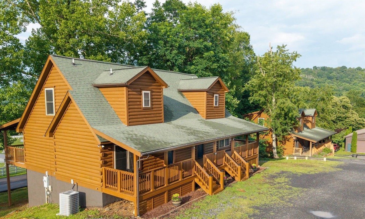 West Jefferson Cabin | 11BR Retreat | 2 Cabins | Walk to WJ | Sleeps 27