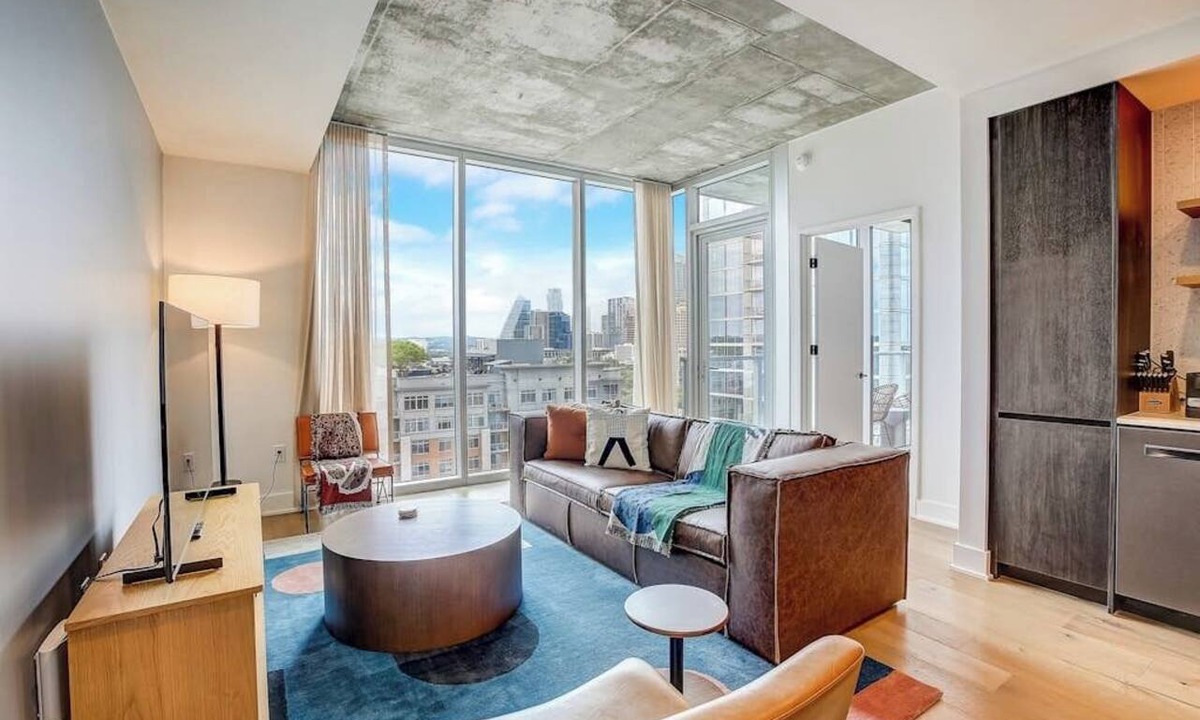 Rainey Street Historic District Condo | 16th floor condo w/rooftop pool & walkable location