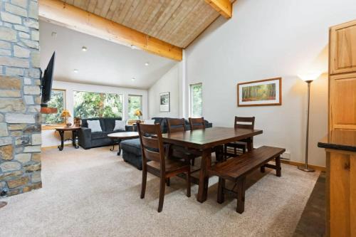 Peak 9 House | 2 BDR Snodallion Condo Columbine Pool and Hot Tub