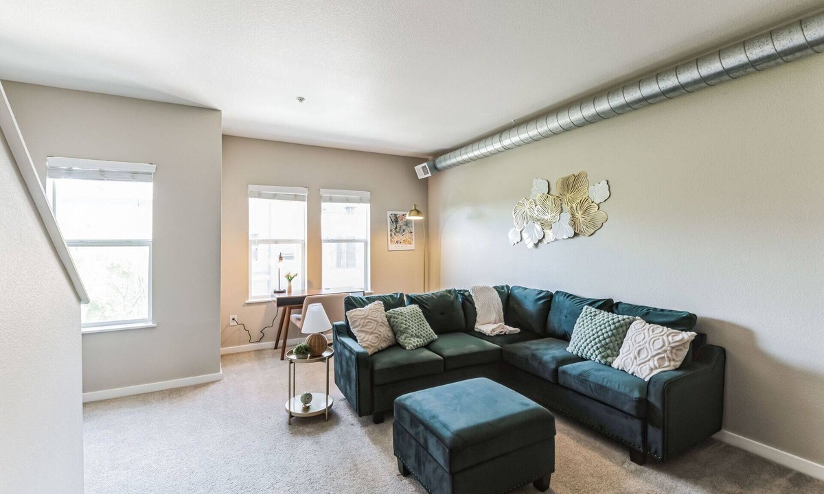 North Broadway - Holiday Apartment | 2 bedroom 2.5 Bath Apt w Gym, Garage, King Bed 207