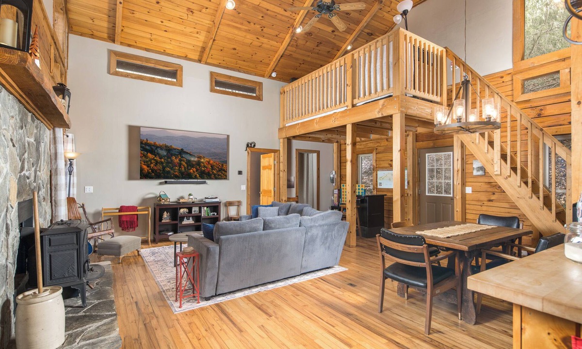 Foscoe Cabin | 2 Bedroom w/Loft Log Cabin situated PERFECTLY between Boone & Skiing/Grandfather