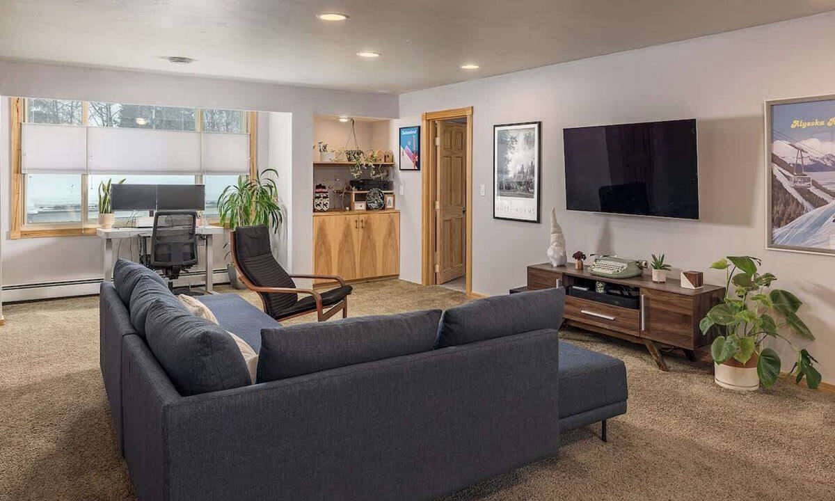 Taku - Campbell House | 2 BR Home Minutes Away from the Airport!