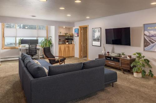 Taku - Campbell House | 2 BR Home Minutes Away from the Airport