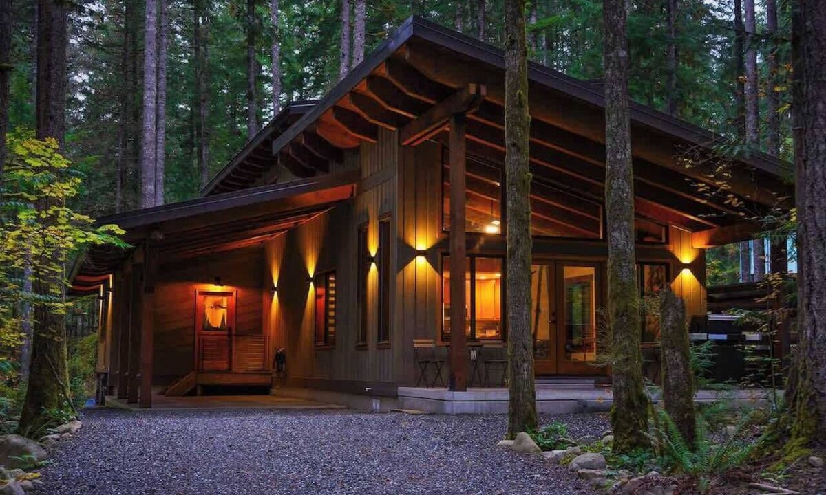 Warnick House | 2 BR Modern Luxury Woodland Family Escape Near Mt Baker