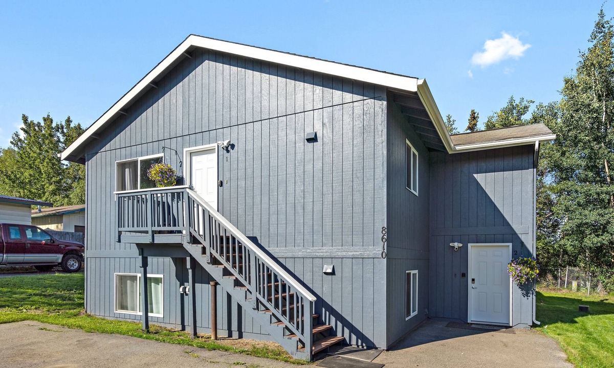 Bayshore - Klatt House | 2 King Suites! 4 bedrooms + bonus room. Great for groups! 2 complete units.