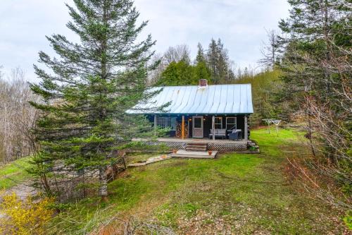 West Burke House | 2 Mi to Lake Willoughby: Peaceful Log Cabin!