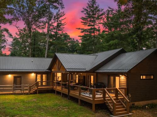 Asheville House | 2 miles to Downtown, Hot Tub, Sauna, Fire Pit, Game Room, Bar, kitchenette, Pool Table, Universal Tesla EV Connector