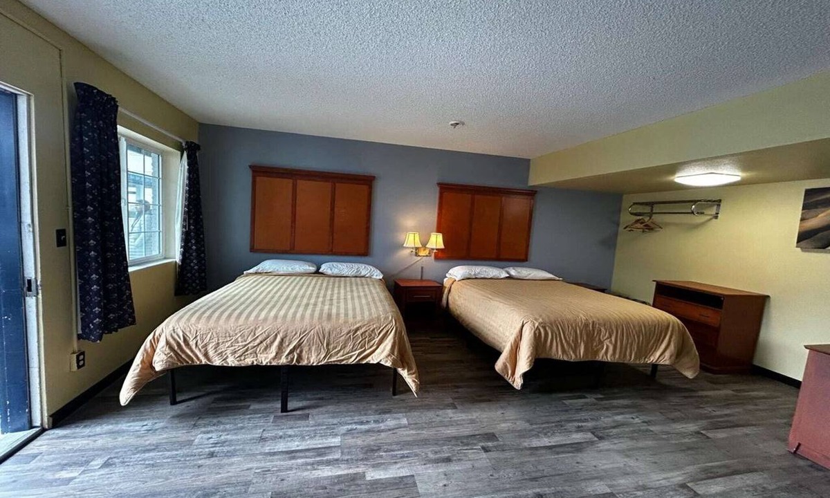 Longview Apartment | 2 Queen Beds|Non-Smoking
