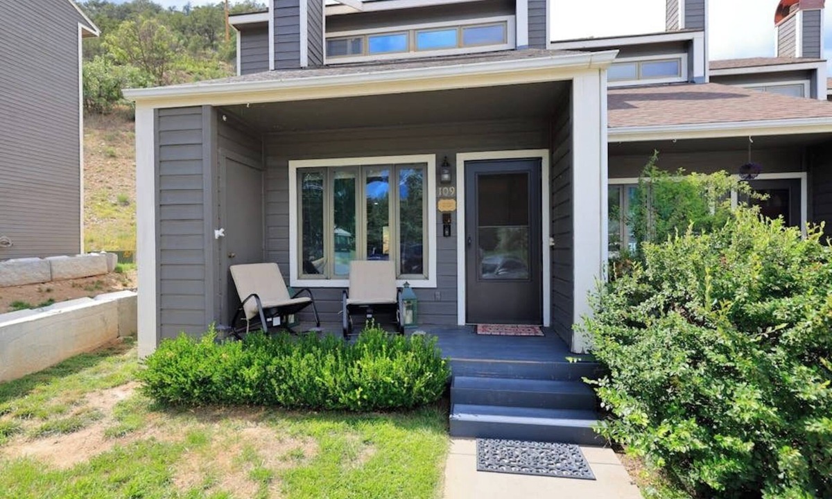 Durango House | 2-story townhouse + loft with fast WiFi, wood fireplace & great location