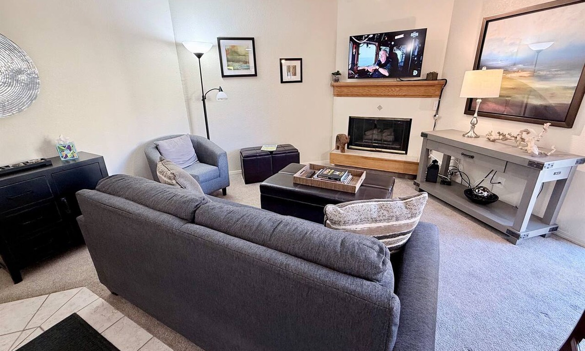 Englewood Condo | 2BR | 2Bath Retreat Near Denver | Gym | Work