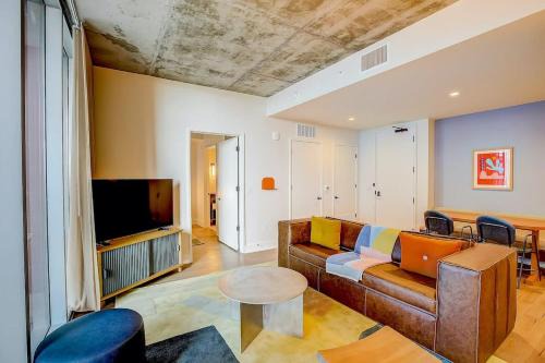 Rainey Street Historic District House | 2BR Condo near Rainey St - Heated Pool - Gym - Bar