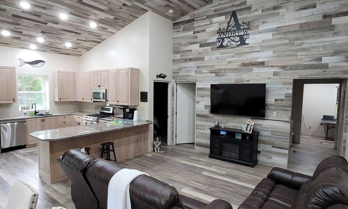 Ketchikan Apartment | 3-bedroom apartment in enchanting Ketchikan with AC