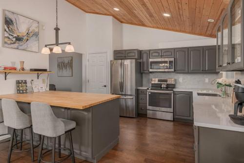 Turnagain House | 3 Bedroom Home sleeps 12