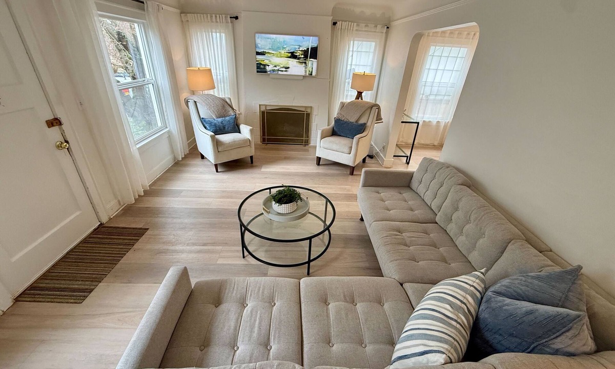 Bryant House | 3-bedroom house with AC. Walk to light rail. Next to U-village. With Backyard.