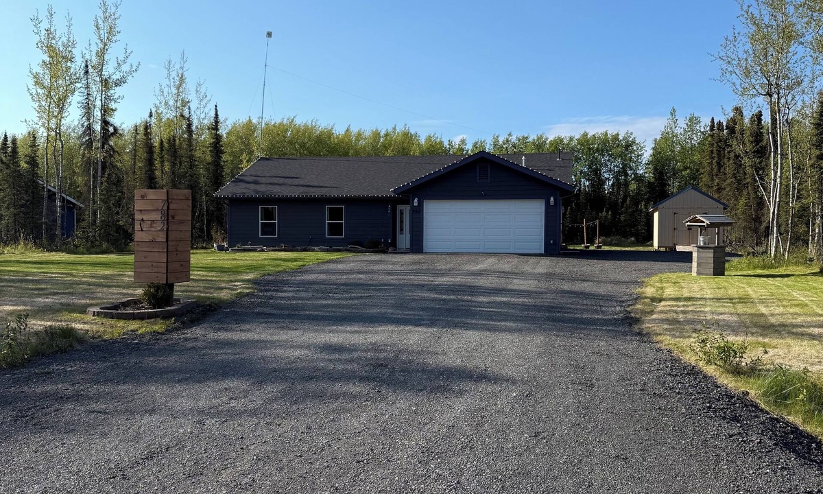 Soldotna House | 3-bedroom house with walking distance to Kenai River, family friendly.