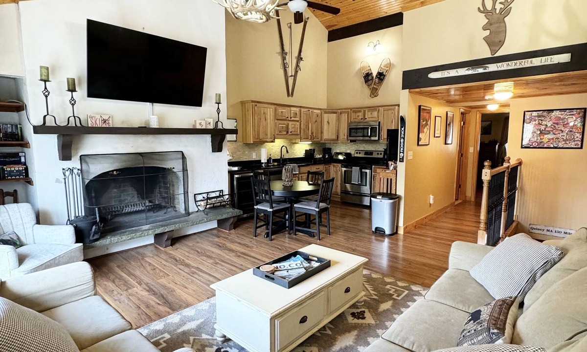 Bartlett Condo | 3 Bedroom Plus Loft, 2 Full Baths, 1 Minute to Story Land, 10 mins to Slopes!