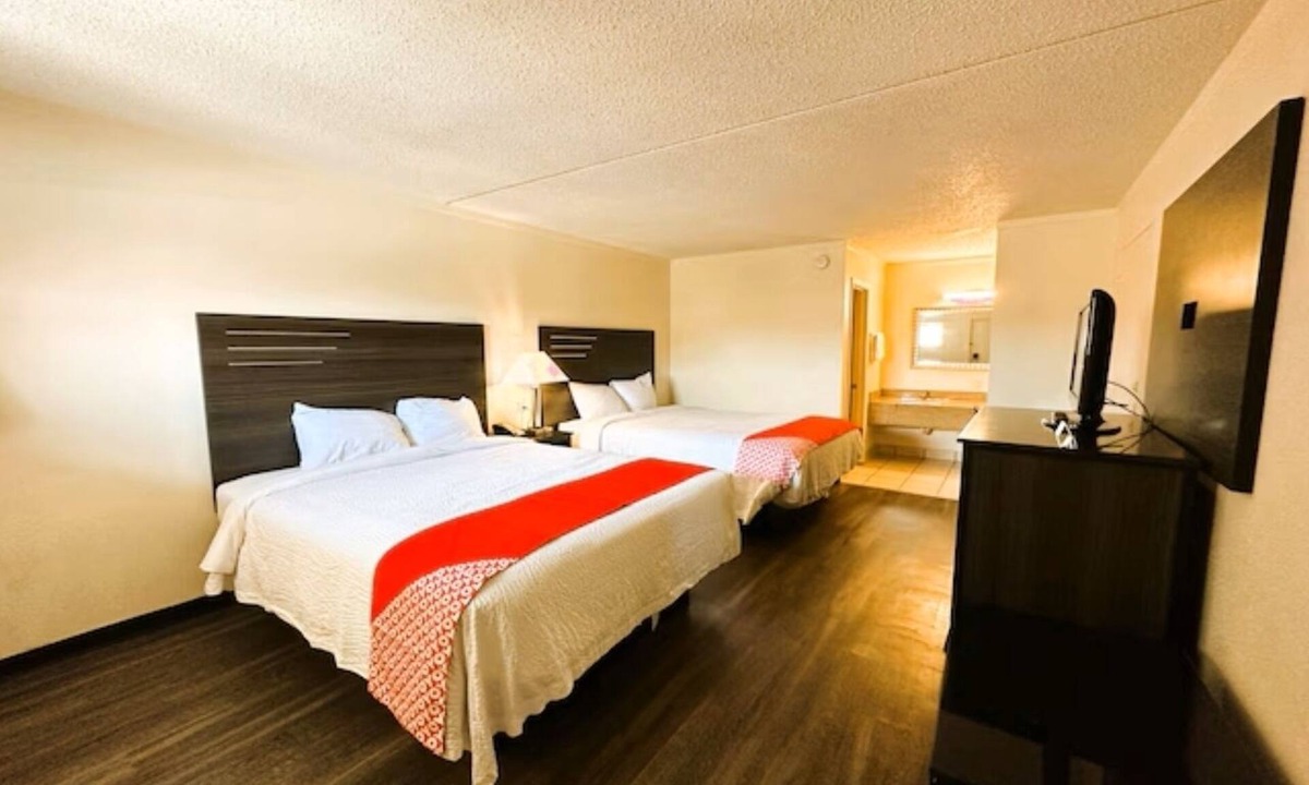 West San Antonio Hotel | 3 Comfortable Rooms Conveniently Located in San Antonio w/Pool & Free Parking