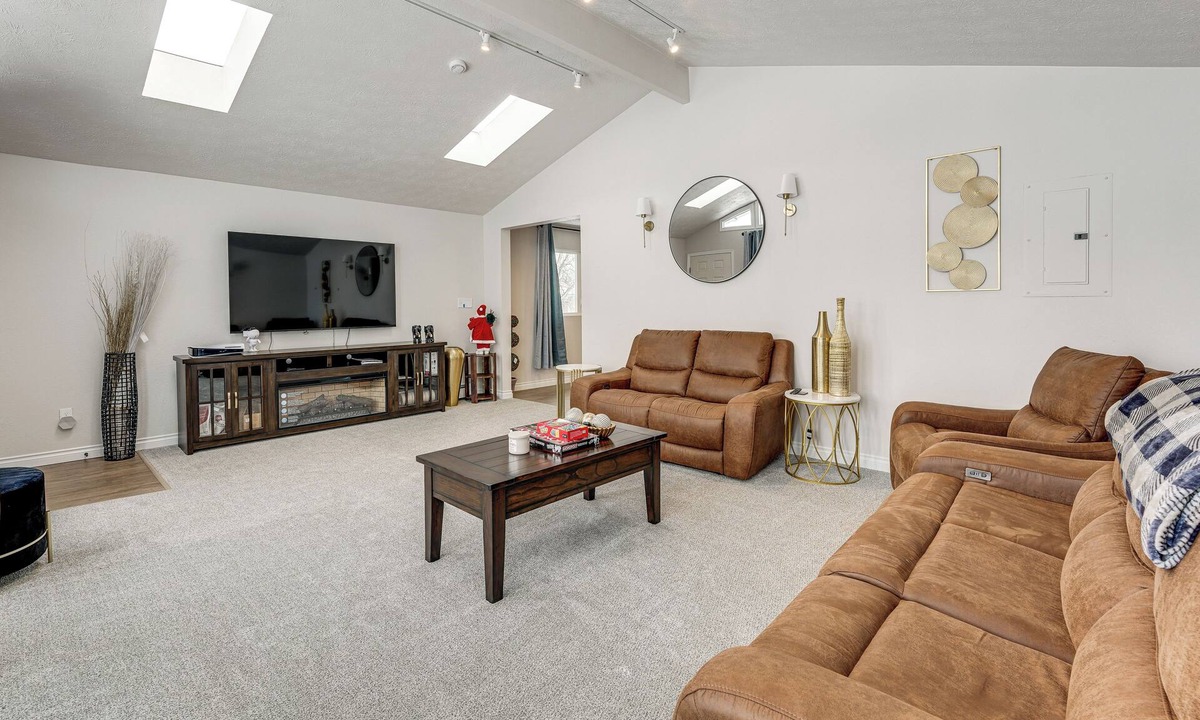 Spenard House | 3 Mi to Dtwn: Group Retreat in Anchorage!