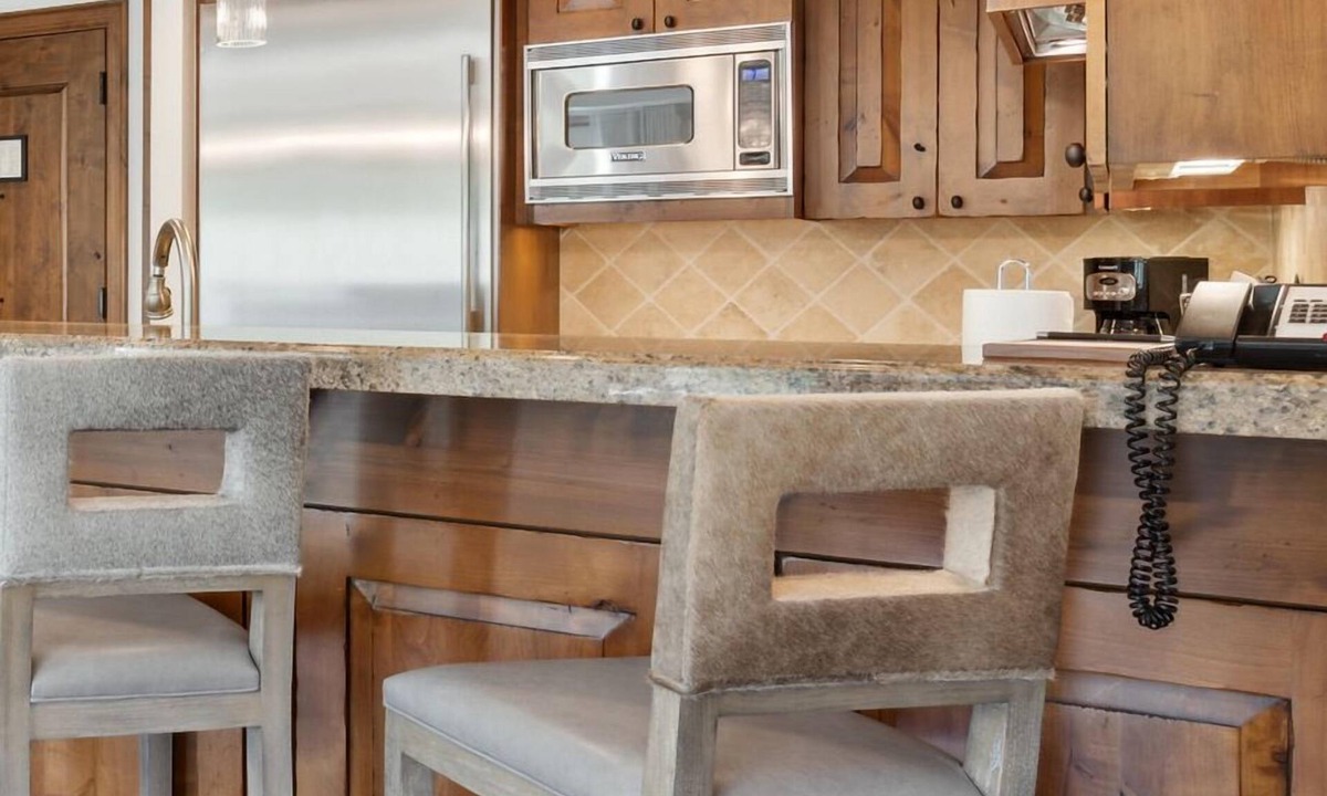 Downtown Resort | 3 Suite, Amenities, Fireplace, Hot Tub, Fire Pit!