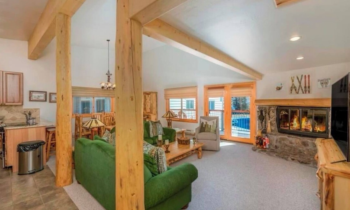 Mount Crested Butte Condo | 3bed/2bath, mountain views, hot tub, free shuttle