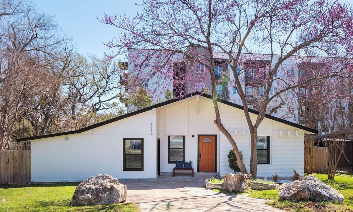 Sweetbriar House | 3BR Family Home near SoCO, Barton springs Pool❤️Minutes to Downtown, Moody