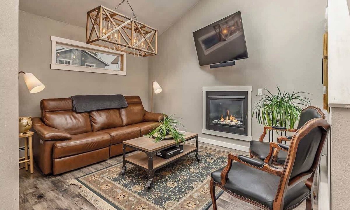 Turnagain House | 3BR w/Views Trails/Airport