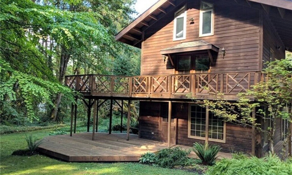 Glacier House | 4,000 sqft Mt. Baker Ski Lodge, sleeps 21, walk to town, hot tub, fiber internet