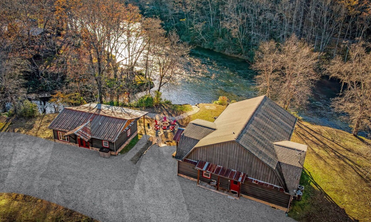 Mineral Bluff Cabin | 4 Bedroom Luxury Cabin on Toccoa River w/Separate Entertainment Room & Suite