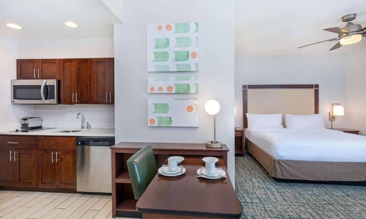 Sandy Springs Hotel | 4 Units with Pool Access & Breakfast included near Downtown Atlanta