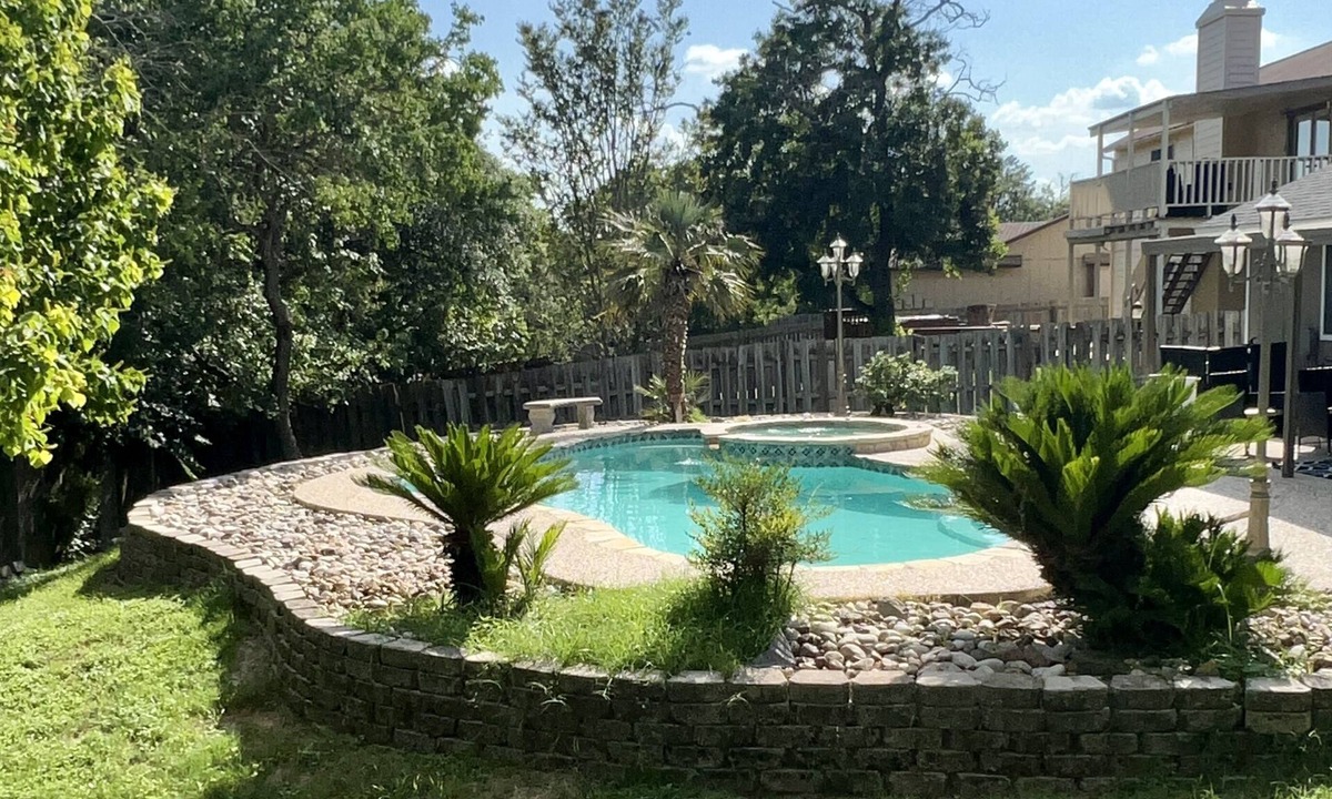 Converse House | 4BR Home~ Backyard Pool Oasis ~ Pet Friendly