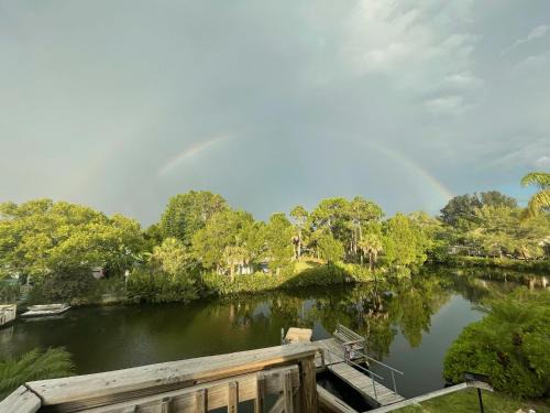 Hudson House | 4BR Private Dock, Warm Spring Canal, Kayaks, Canoe
