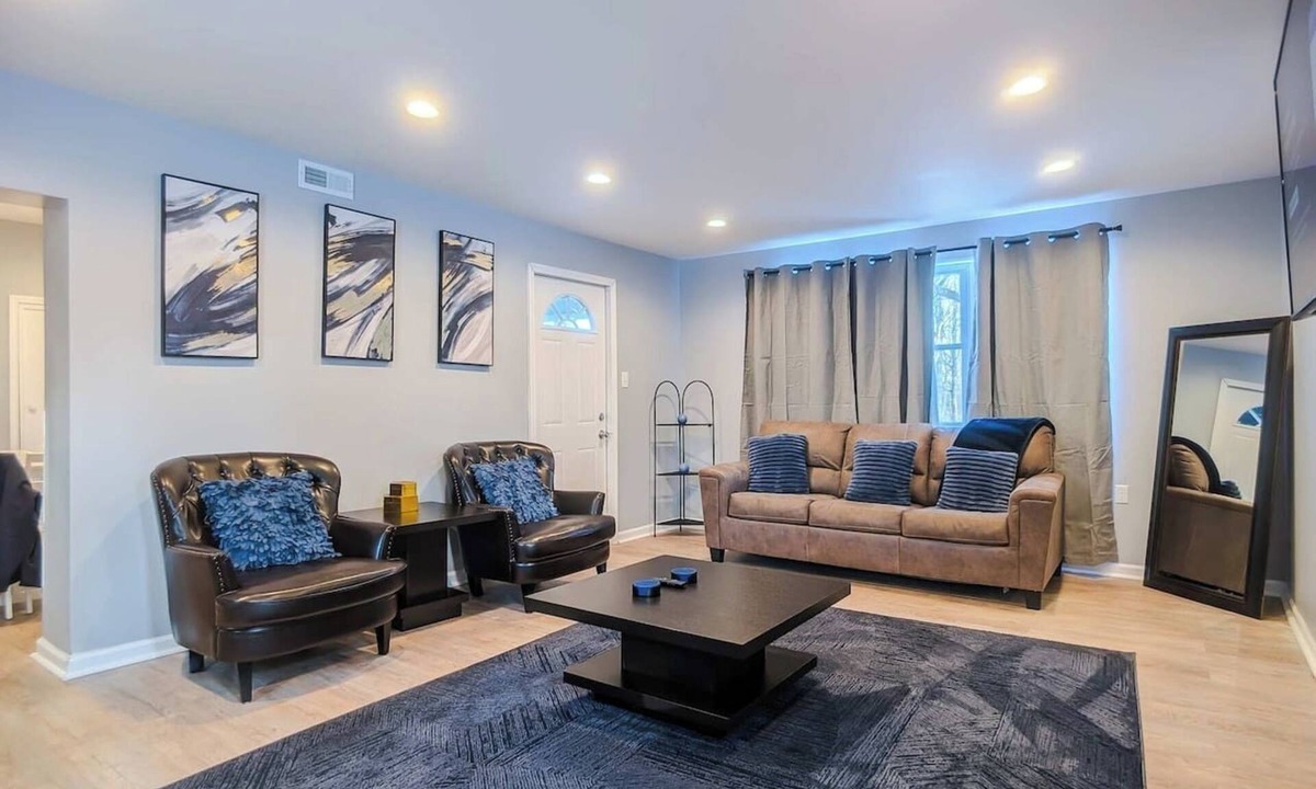 Westerville House | 5 Roku TVs | Garage | King | Fast Wifi | Hoover