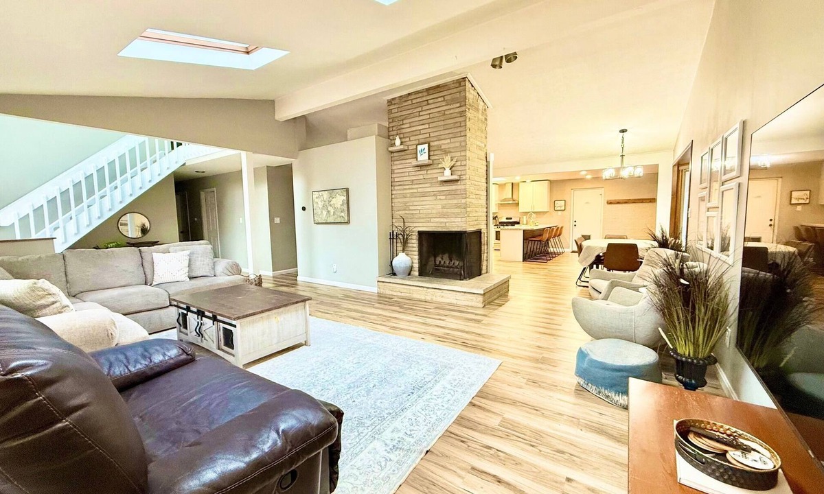 Gahanna House | 5BR home minutes from Ohio Stadium. Big ten weekends sell out fast, book today!