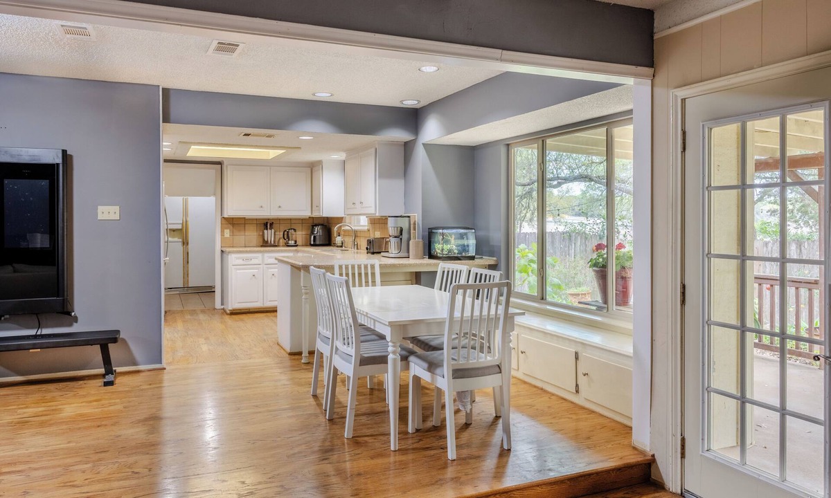 West Oak Hill House | 5br home SW Austin. Huge yard. Relaxing garden. Games. Water slide. 3 patios.