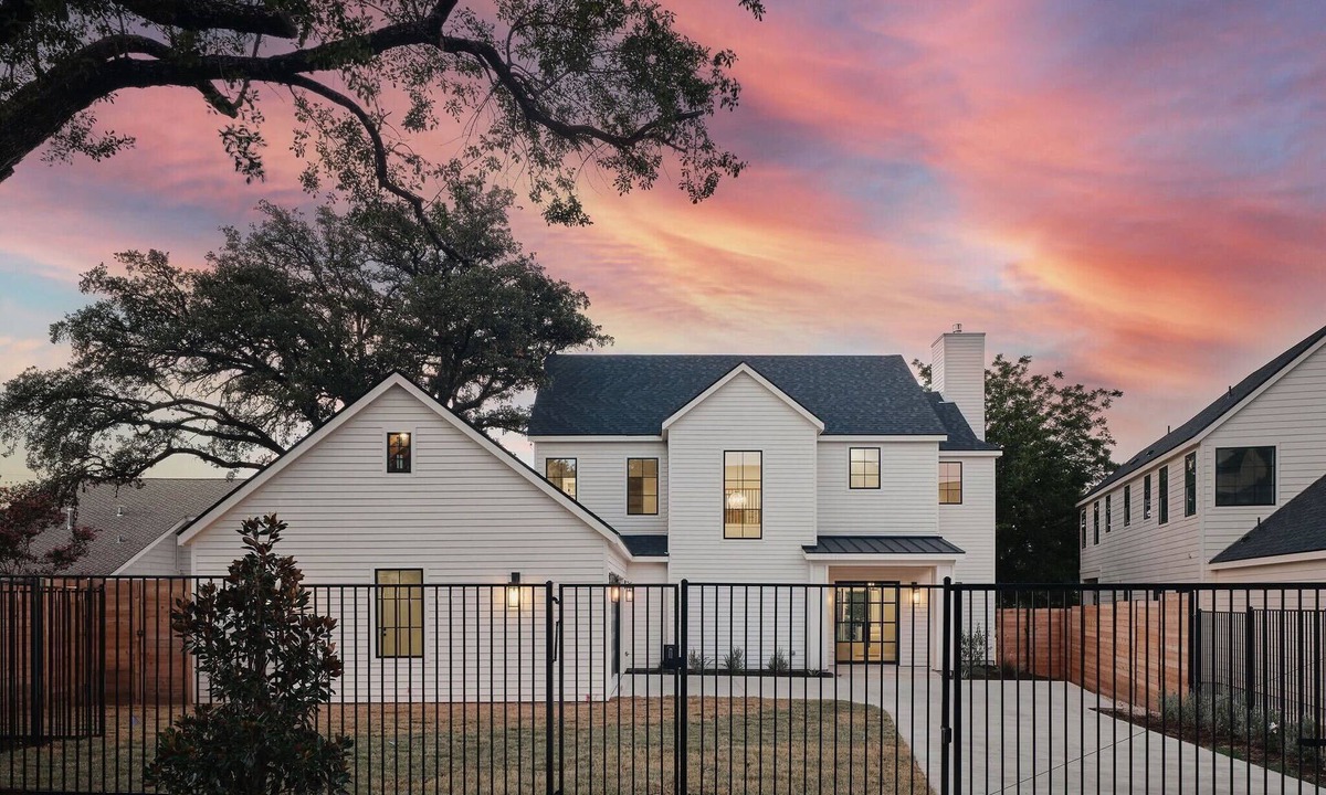 Pleasant Valley House | 7BR Estate - Pool on Golf Course - 4mi to Downtown