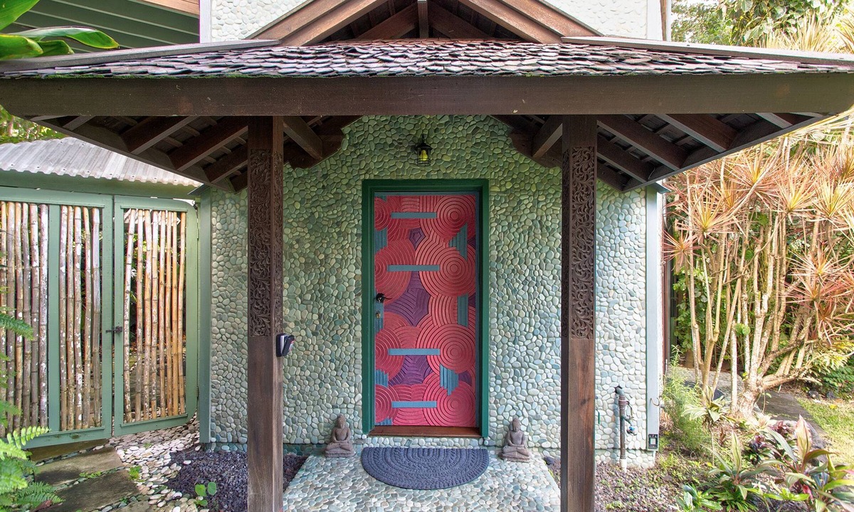 Kehena House | A beautiful Balinese style beach home by the famous Kehena Black Sand Beach