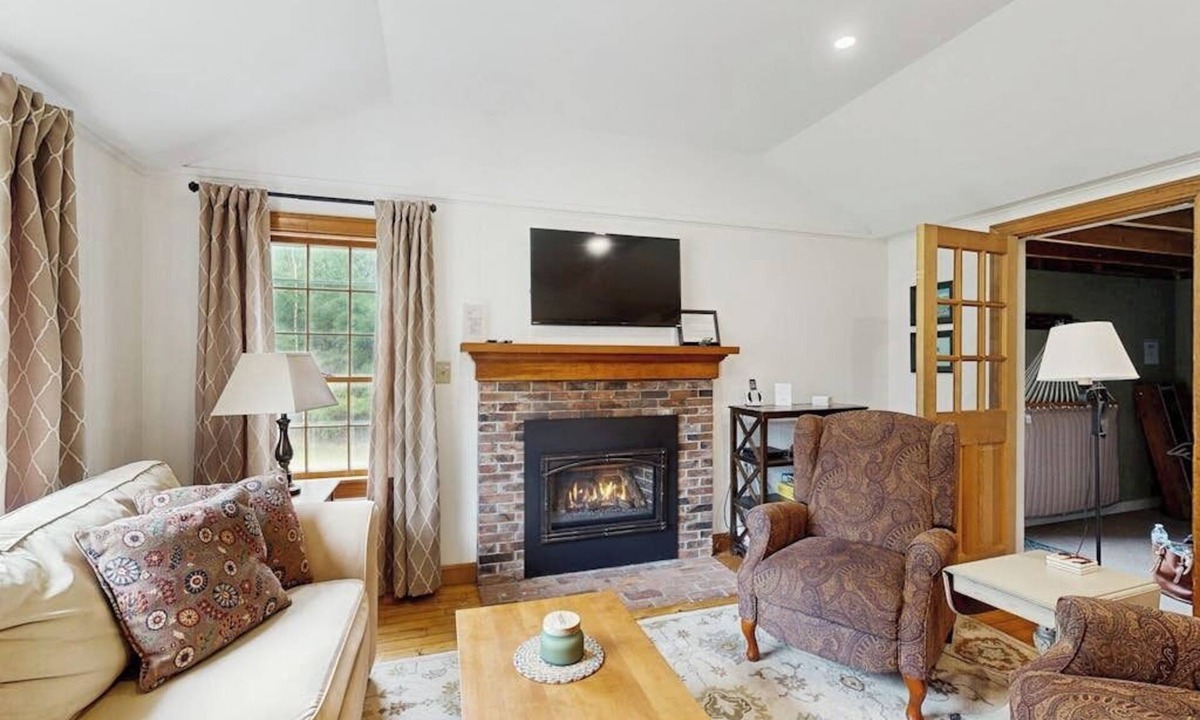 Easton Cottage | A Cozy, Dog-Friendly Cottage—Fenced Yard, Endless Year Round Adventures