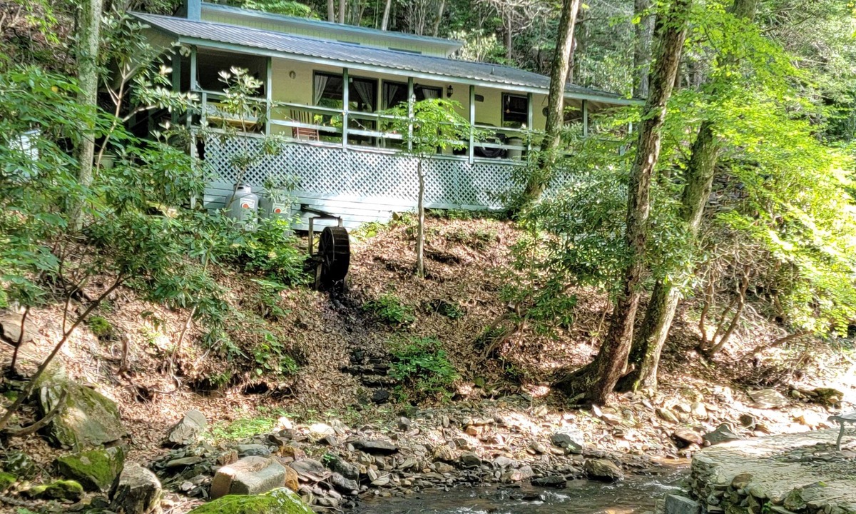 Boone Cottage | A Troutsong on Rushing Stream-Minutes to Boone!