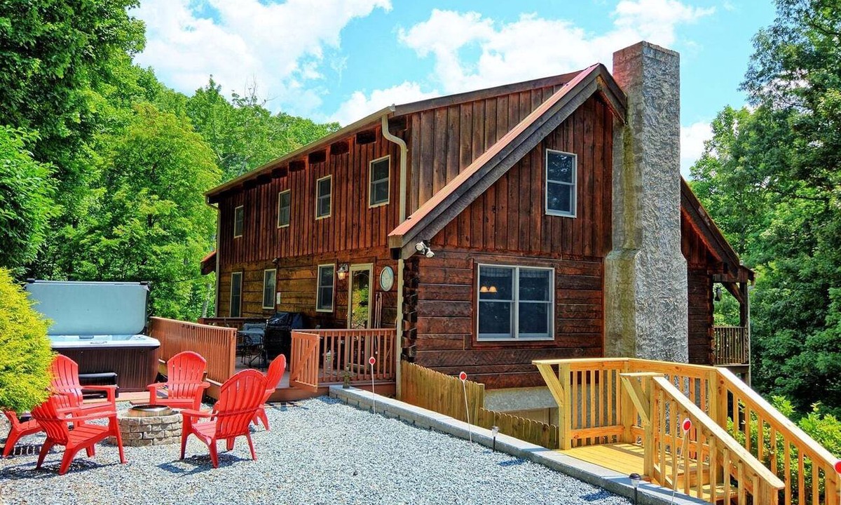 West Jefferson Cabin | A Wooded Escape in West Jefferson: Cozy 3-bedroom cabin with Hot Tub