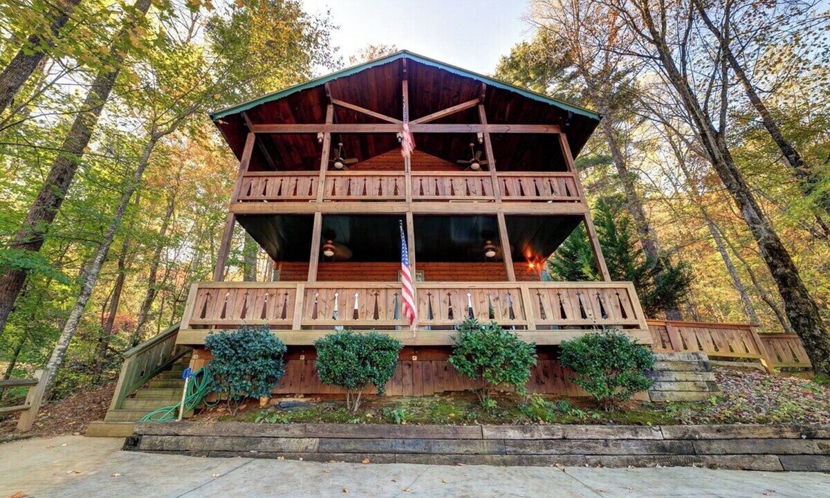 Helen House | Above the Rest| 2BR| Helen| Hot tub & Mountain views