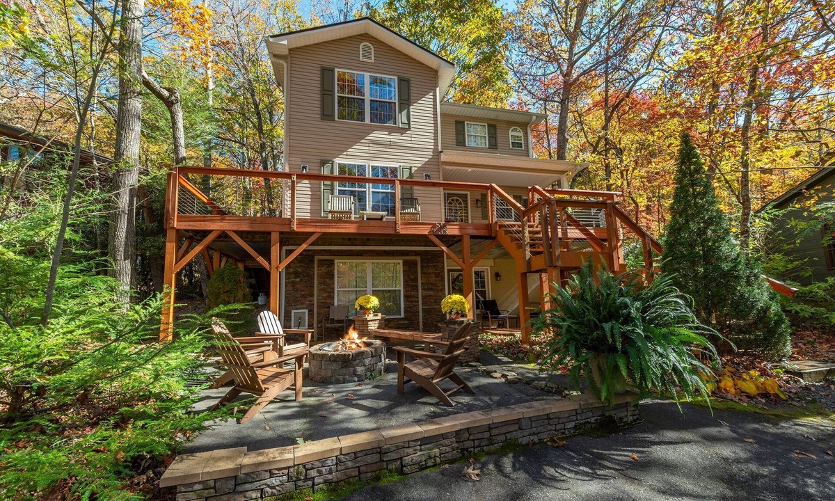 Black Mountain House | Abundant Peace | Montreat Home with Fire Pit, Gas Grill & Mountain Views!